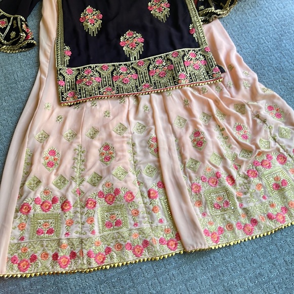 Brown sharara embroidery suit - Picture 2 of 5